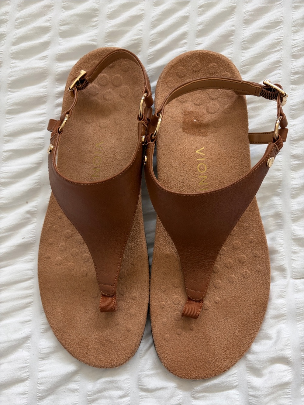 Vionic Kirra Brown Leather T-strap Slingback Sandals w/ Gold Tone Accents. NWOB